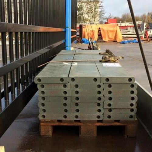 Rubberen slagplanken voor hockeyvelden 34 Kunststof slagplanken met een dikte van 5 cm en 28 cm. hoog, voorzien van pen-gat verbinding op een pallet. Beter is er niet!